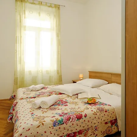 Eliana Apartman *