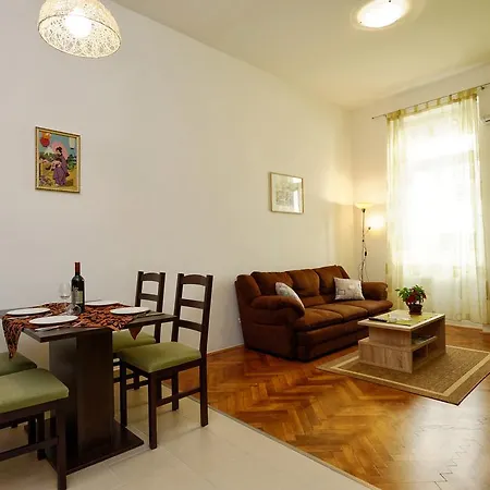 Eliana Apartman *