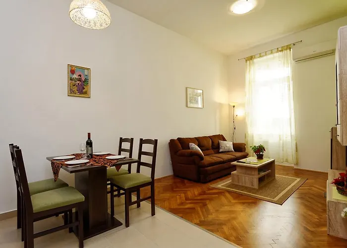 Eliana Apartman *